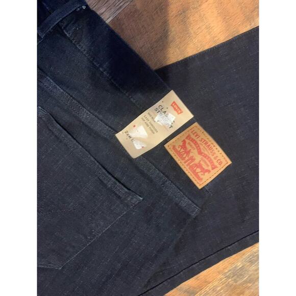 Levis Women's Classic Straight Fit Mid Rise Dark Wash Denim Jeans Size 22W M‎ - Picture 7 of 9